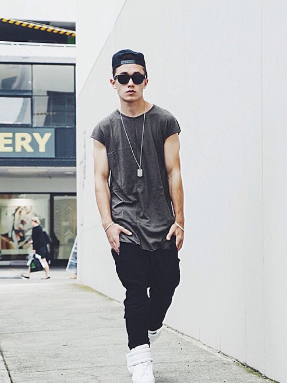 「danielpatrick」｜「Daniel Patrickのアイテム（タンクトップ、グリーン系）」を使った、DANIELPATRICKさん（メンズ・183cm）の春コーディネートの1枚目の写真