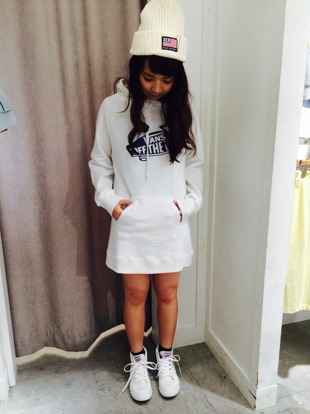 「ニットキャップ、VANS、BEN DAVIS、Admiral、パーカーワンピース、スニーカー、オールホワイト」｜「E hyphen world galleryのアイテム（ニットキャップ/ビーニー、ホワイト系）」を使った、こりんさん（レディース・153cm）の春コーディネートの1枚目の写真