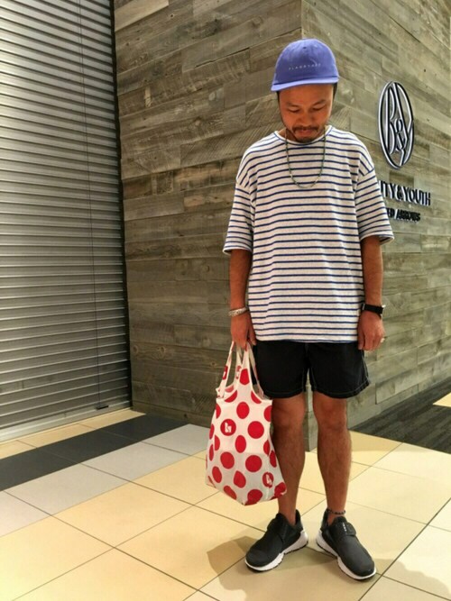 Yuta Okazaki使用「FLAGSTUFF（【別注】＜FLAGSTUFF＞ LOGO CAP/キャップ）」的時尚穿搭