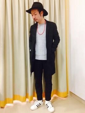 「ホワイトスニーカー」｜「アイテム（チェスターコート）」を使った、金城直輝さん（メンズ・170cm）の春コーディネート