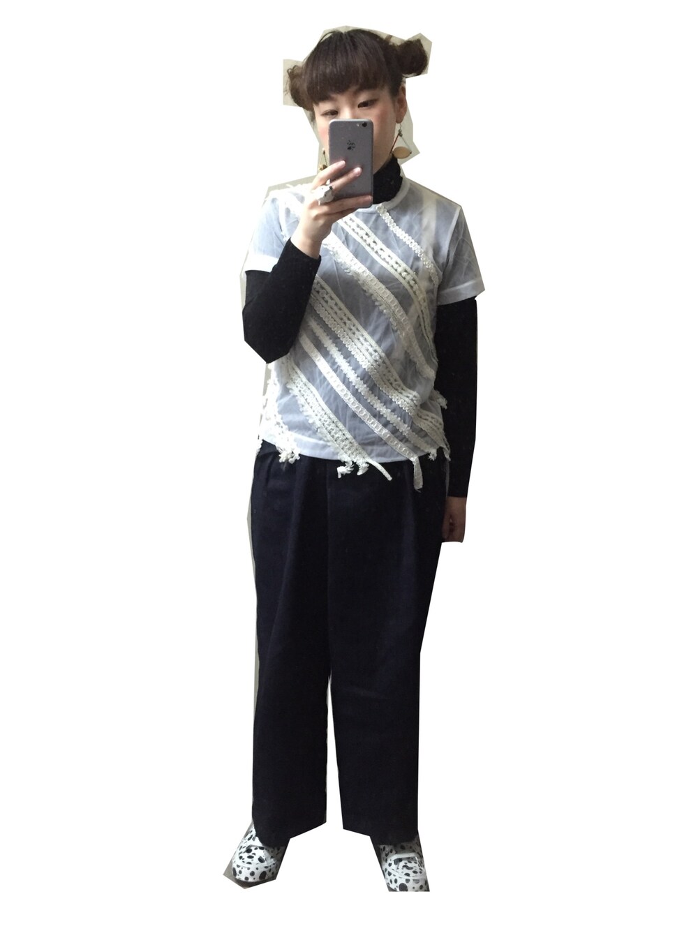 ホワイト系のTシャツ/カットソー、ブルー系のデニムパンツ、ホワイト系のスニーカーを着用したレディースの秋コーディネートの1枚目の写真