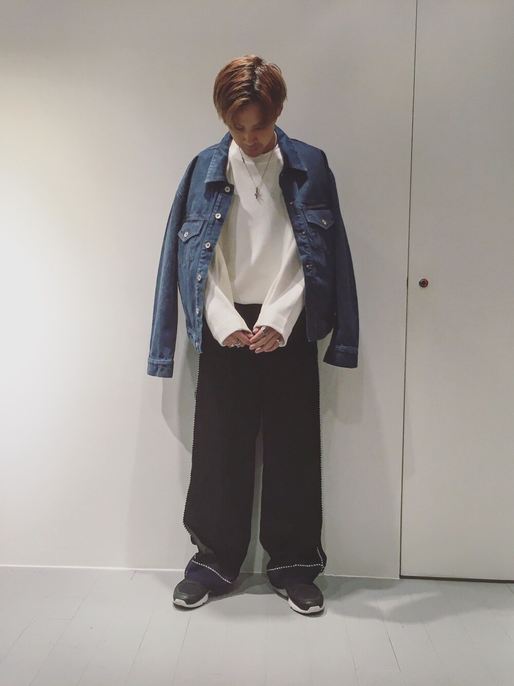 「秋のコーデ、ビッグT、シンプル、タックイン、ワイドパンツ、アラスカ、FACETASM、ルイス(Lui's)、ラフ、デニムジャケット」｜「Lui'sのビックGジャン（ブルゾン、ブルー系）」を使った、ゆうたさん（メンズ・170cm）の秋コーディネートの1枚目の写真