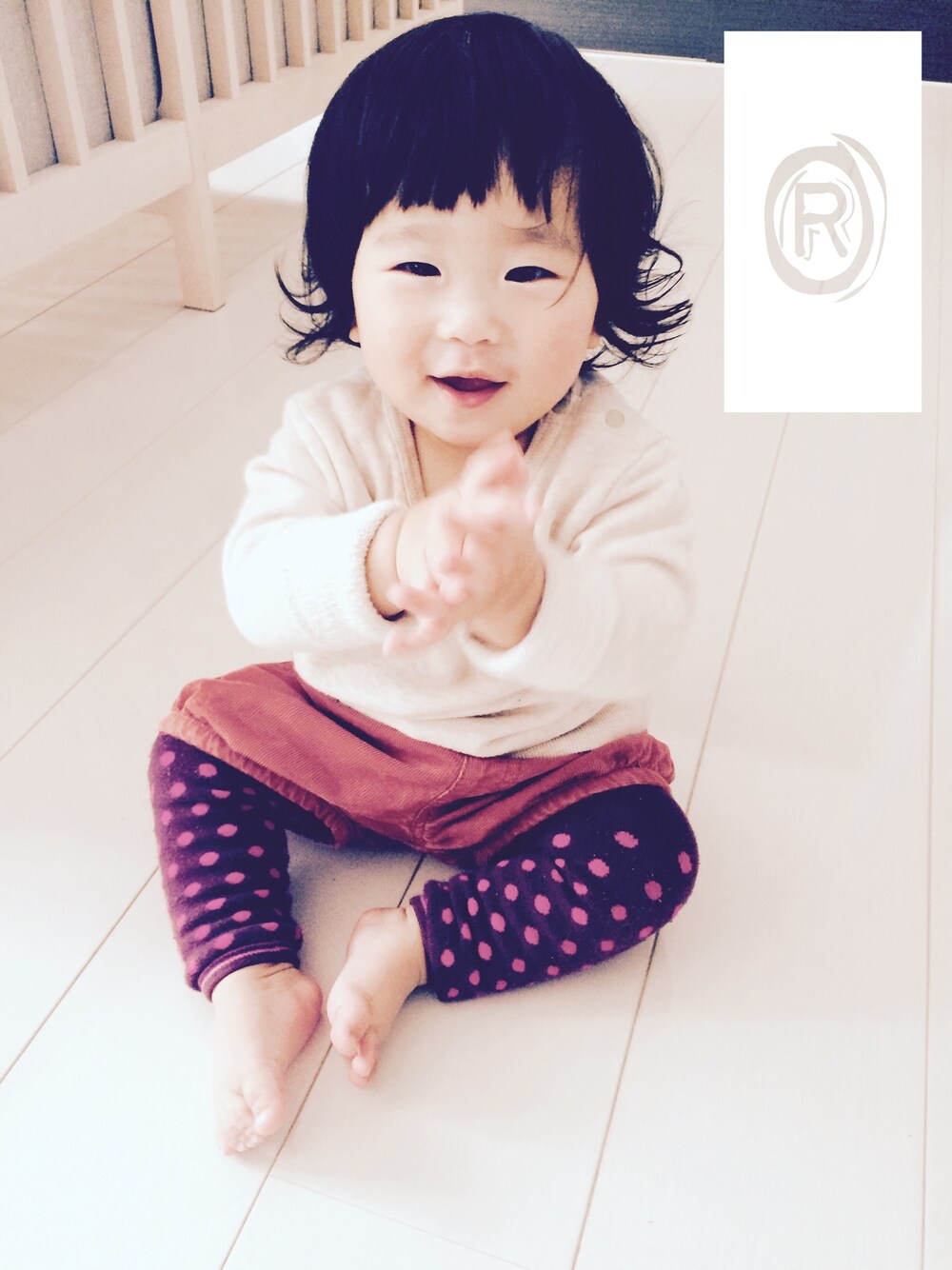 ベージュ系のスウェット、レッド系のその他パンツ、レッド系のレギンス/スパッツを着用したキッズの冬コーディネートの1枚目の写真