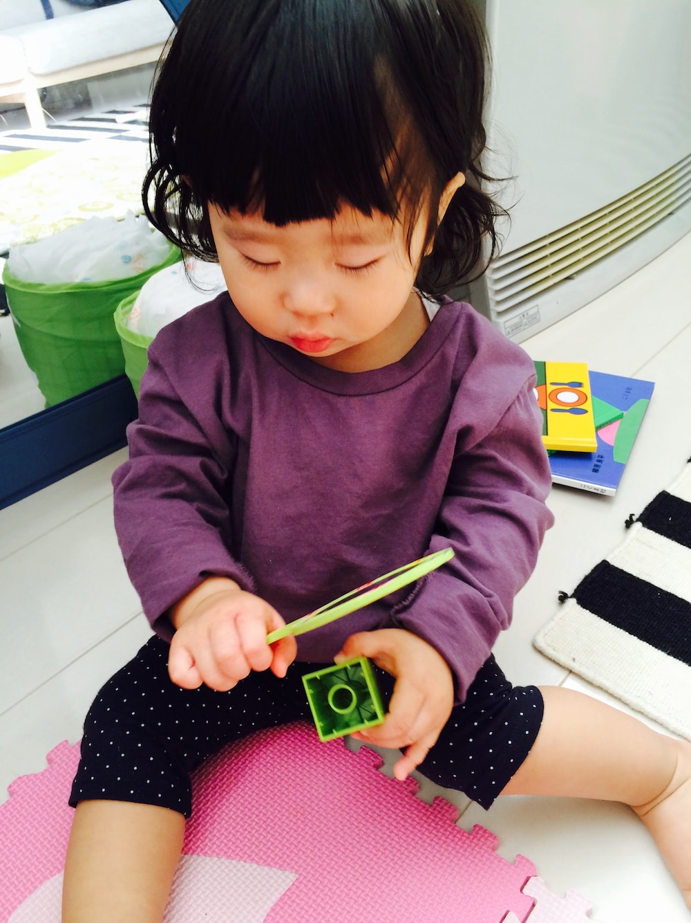 パープル系のTシャツ/カットソー、ブルー系のレギンス/スパッツを着用したキッズの春コーディネートの1枚目の写真