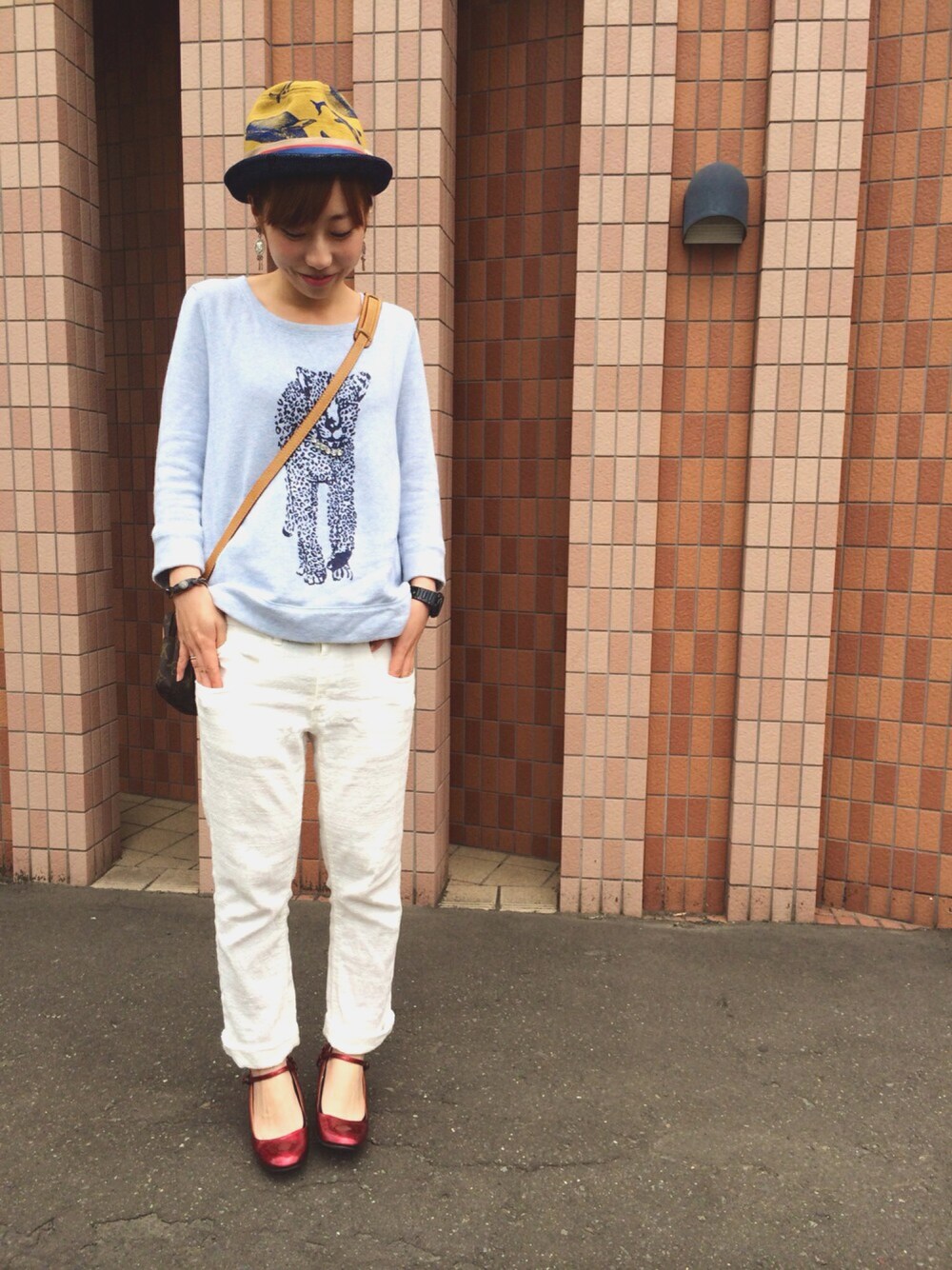 「ピアス、CA4LA、赤い靴、ホワイトパンツ、ウォーキングスタイル、Baby-G、動物モチーフ、シルバーアクセサリー、Louis Vuitton、カシラ」｜「CA4LAのハット 
一目惚れで衝動買い！メンズキッズの帽子ですが、サイズちょっきり！（ハット、イエロー系）」を使った、コムネギさん（レディース・148cm）の夏コーディネートの1枚目の写真