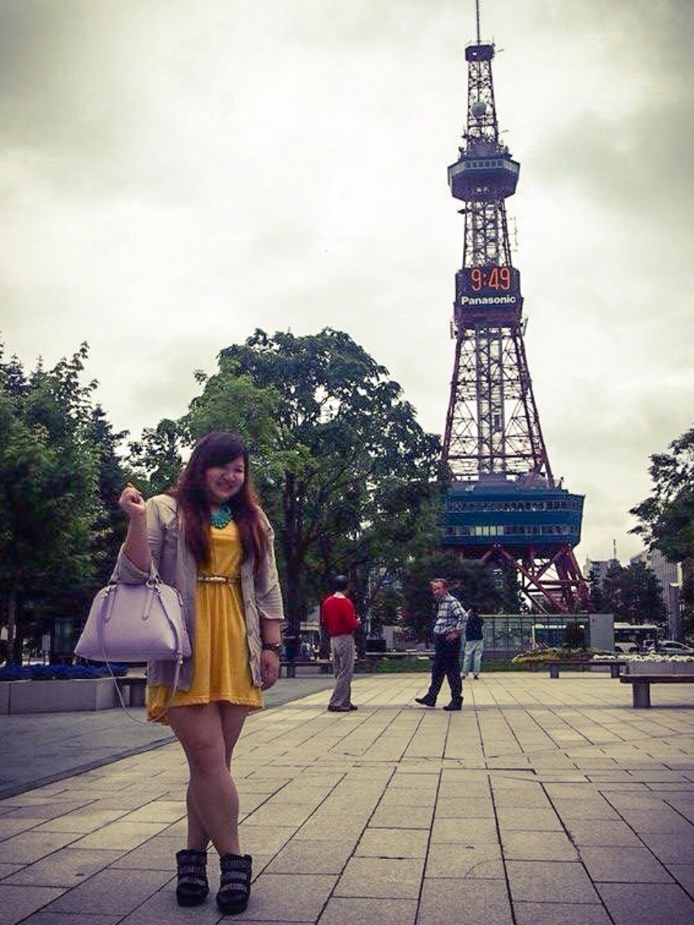 「hokkaido、tower、Samantha Vega、ootd、Japan」｜「Samantha Thavasaのアイテム（ハンドバッグ、パープル系）」を使った、XueQing Fiona Ngさん（レディース・160cm）の秋コーディネートの1枚目の写真