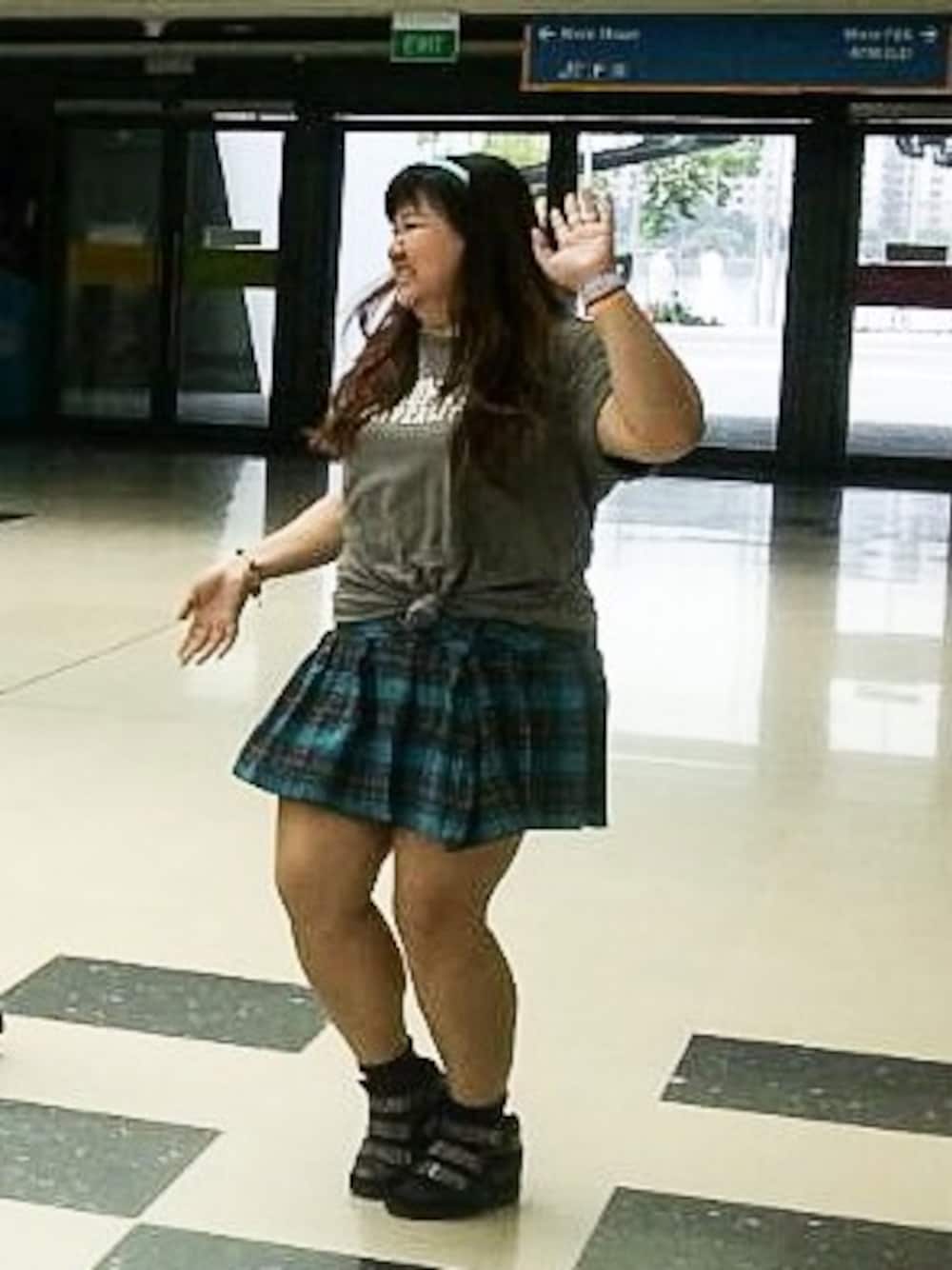 「OCU、Tshirts、checkered、skirt、Skechers、schoolgirl、student」｜「true colorsのアイテム（スカート、その他）」を使った、XueQing Fiona Ngさん（レディース・162cm）の秋コーディネートの1枚目の写真