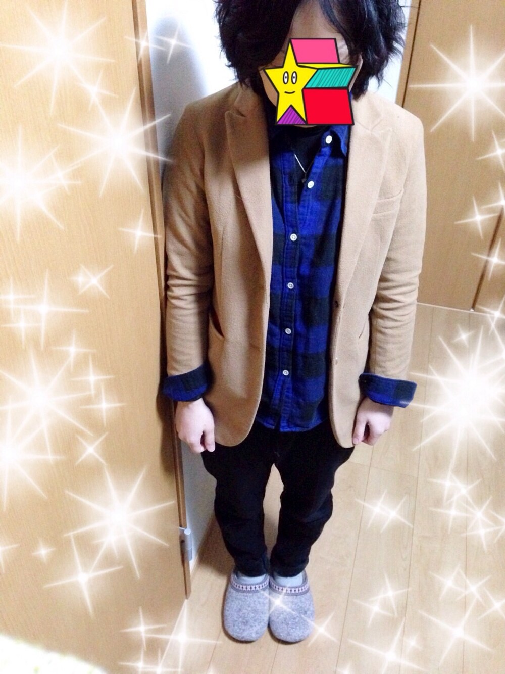 ベージュ系のチェスターコート、ブラック系のその他パンツを着用したレディースの冬コーディネートの1枚目の写真