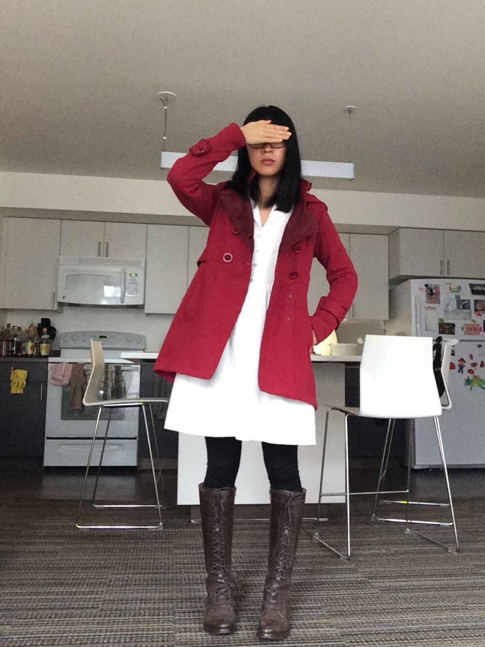 「boots、red、dress、coat、white、ootd、fall、frye Melissa lace」｜「gabby skye: white eyelet shirtdress（ワンピース、ホワイト系）」を使った、Lucyさん（レディース・168cm）の秋コーディネートの1枚目の写真