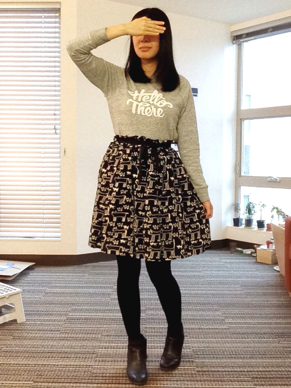 「ootd、boots、skirt、casual、neutral 、Cute、sweatshirt」｜「OLD NAVYのgrey graphic sweatshirt（スウェット、グレー系）」を使った、Lucyさん（レディース・168cm）の秋コーディネートの1枚目の写真