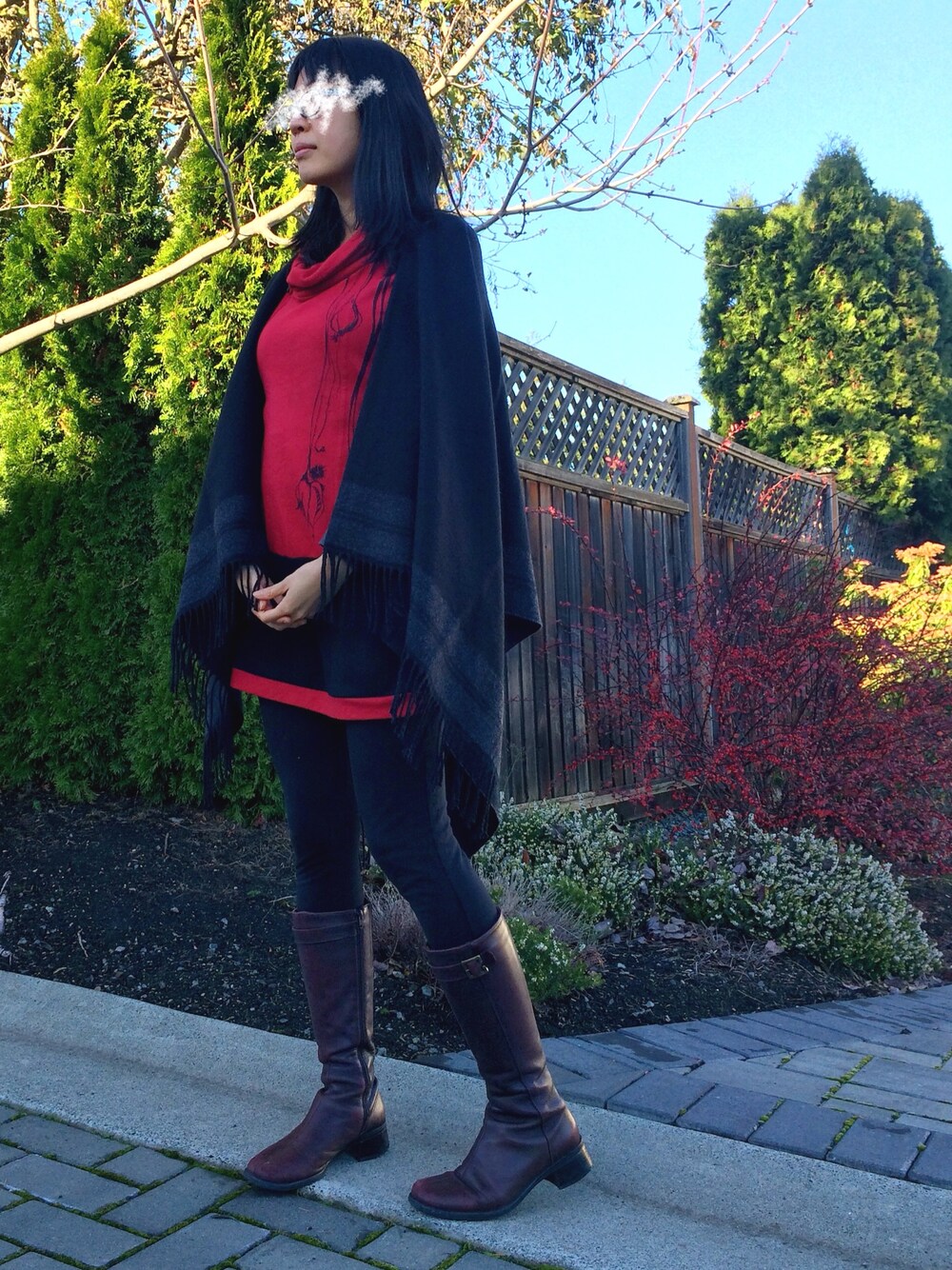 「black、boots、red、stole、casual、ootd、winter、fall、tunic、 Capes_TBrand」｜「la canadienneのburgundy tall boots（ブーツ、パープル系）」を使った、Lucyさん（レディース・168cm）の秋コーディネートの1枚目の写真