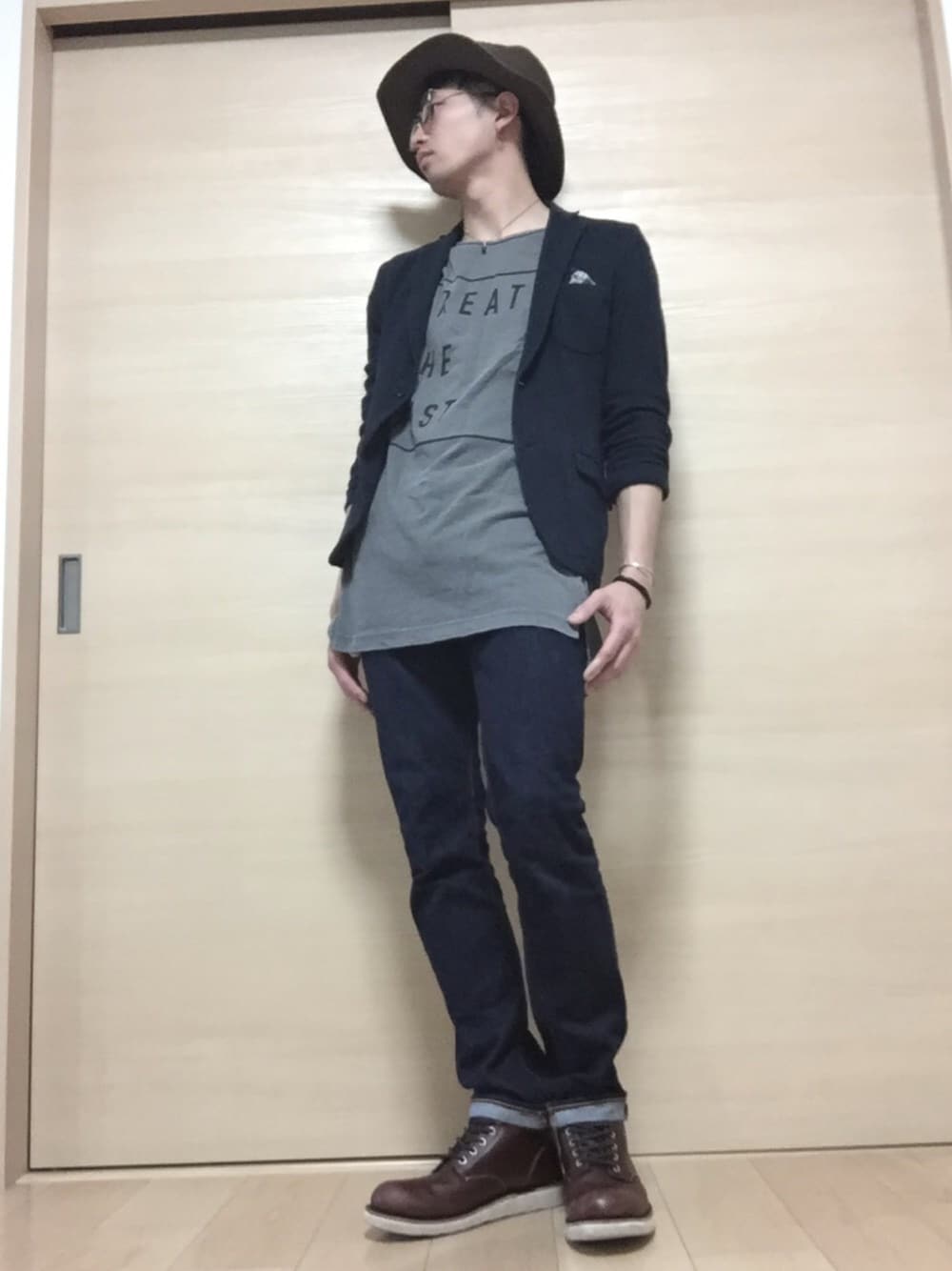「ドラフトNU、ネイビー×ブラウン、春のお出かけ」｜「H&Mのアイテム（Tシャツ/カットソー、グレー系）」を使った、takechinさん（メンズ・180cm）の春コーディネートの1枚目の写真