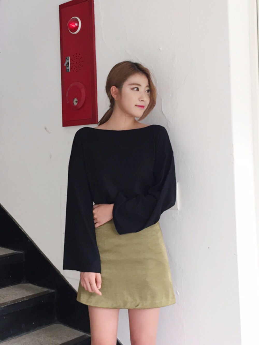 ブラック系のTシャツ/カットソーを着用したレディースの夏コーディネートの1枚目の写真