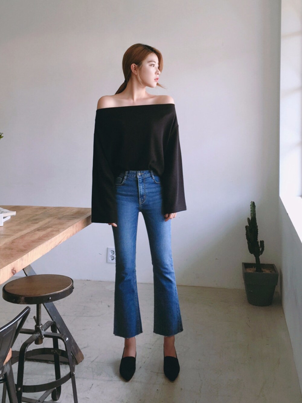 その他のデニムパンツを着用したレディースの秋コーディネートの1枚目の写真