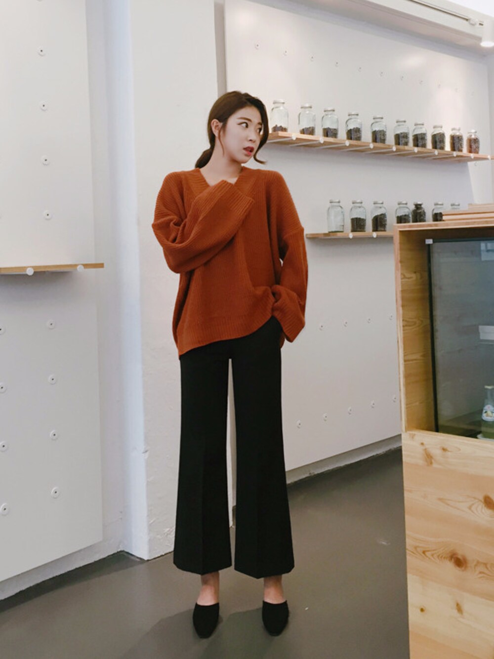 ブラック系のTシャツ/カットソーを着用したレディースの秋コーディネートの1枚目の写真