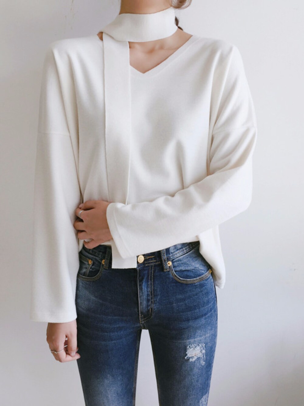 ホワイト系のTシャツ/カットソーを着用したレディースの秋コーディネートの1枚目の写真
