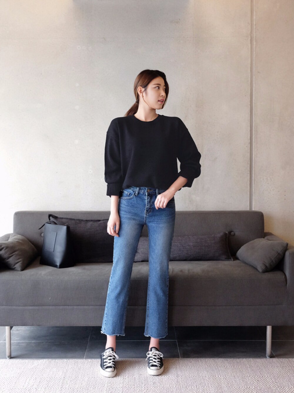「 ニット、冬コーデ、冬、 カジュアル、 シンプル、 大人カジュアル、 プチプラ、 キレイめ、 フライモデル、FLYMODEL」｜「FLYMODELのベーシックラウンドネックニット(P0000QUR)（ニット/セーター、ブラック系）」を使った、FLYMODELさん（レディース・167cm）の秋コーディネートの1枚目の写真