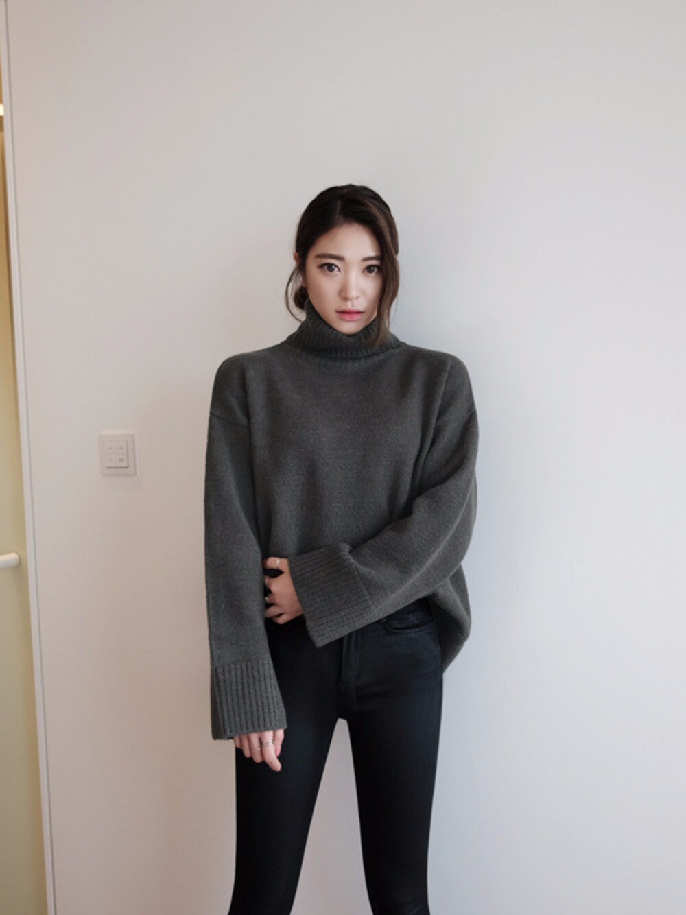 その他のTシャツ/カットソーを着用したレディースの冬コーディネートの1枚目の写真