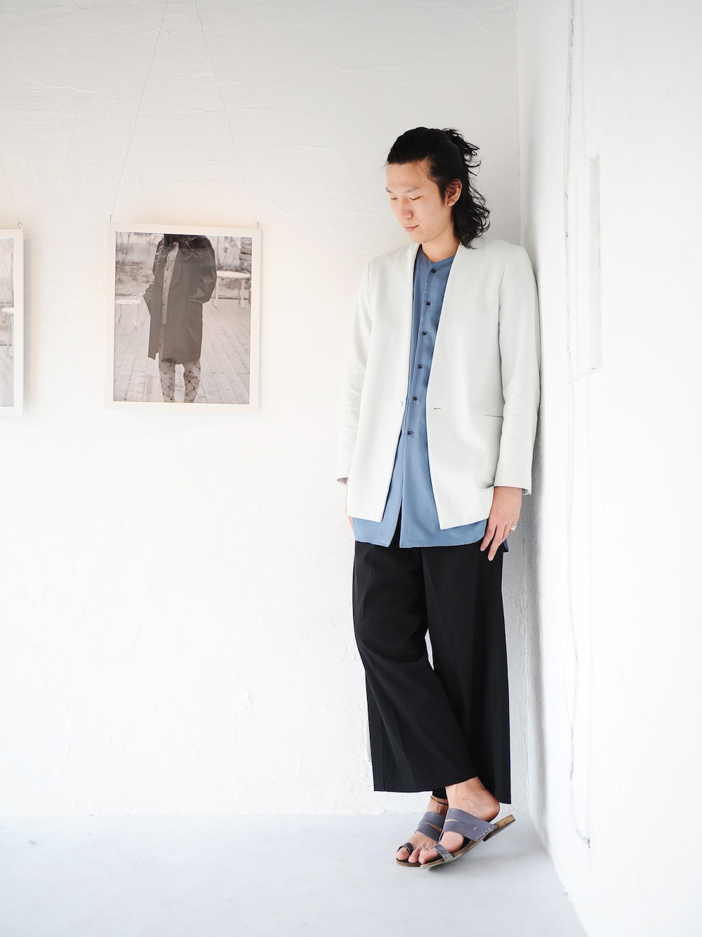 ホワイト系のノーカラージャケット、ブラック系のその他パンツ、ブルー系のシャツ/ブラウスを着用したメンズの春コーディネートの1枚目の写真