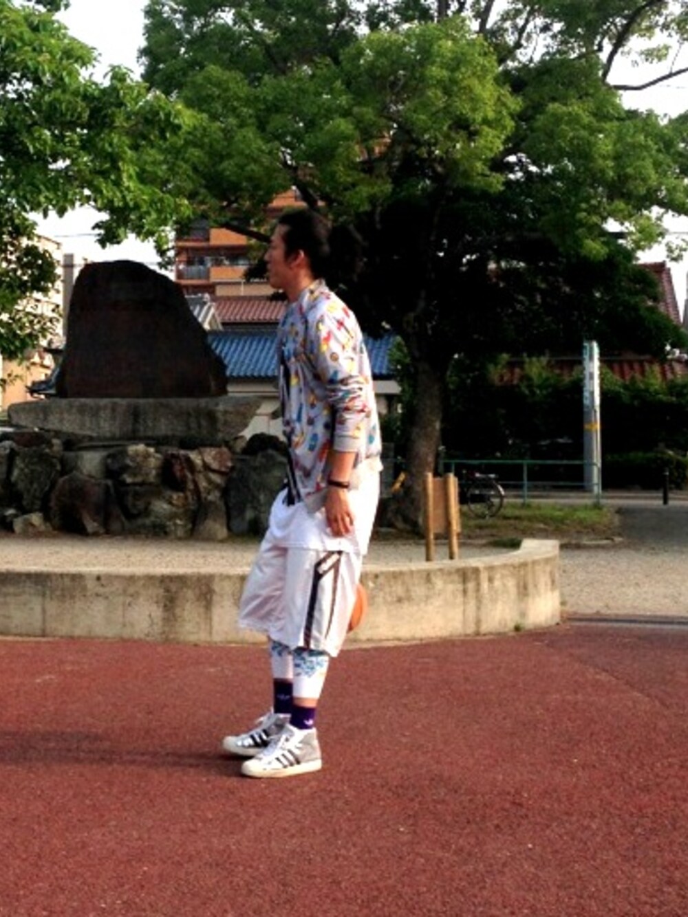 グレー系のジャージ、ホワイト系のスニーカー、ホワイト系のTシャツ/カットソーを着用したメンズの夏コーディネートの1枚目の写真