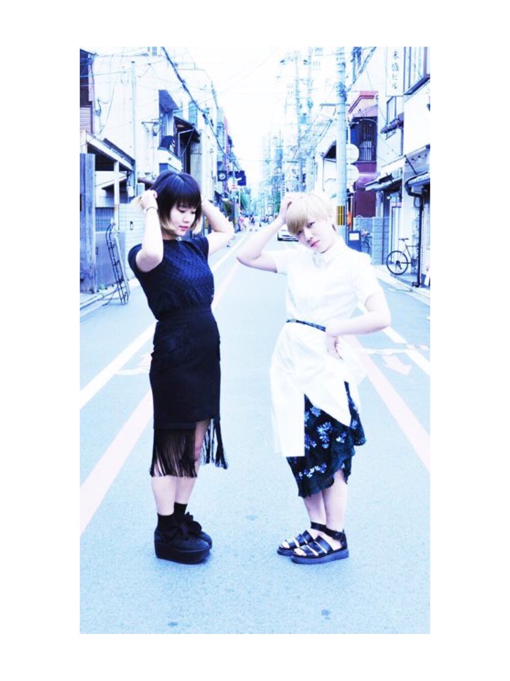 「kyoto、京都、金髪、LOKITHO、Dr.Martens、ホワイト、ショートヘア」｜「LOKITHOのメッシュ切り替えフリンジワンピース（シャツワンピース、ホワイト系）」を使った、カオル ( K/O/R. )さん（レディース・156cm）の夏コーディネートの1枚目の写真
