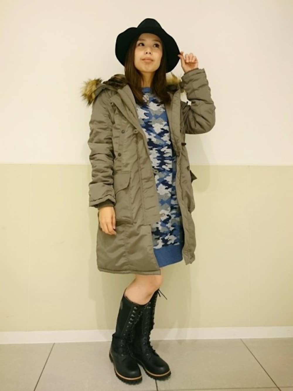 ブルー系のワンピース、グリーン系のミリタリージャケット、ブラック系のブーツを着用したレディースの秋コーディネートの1枚目の写真