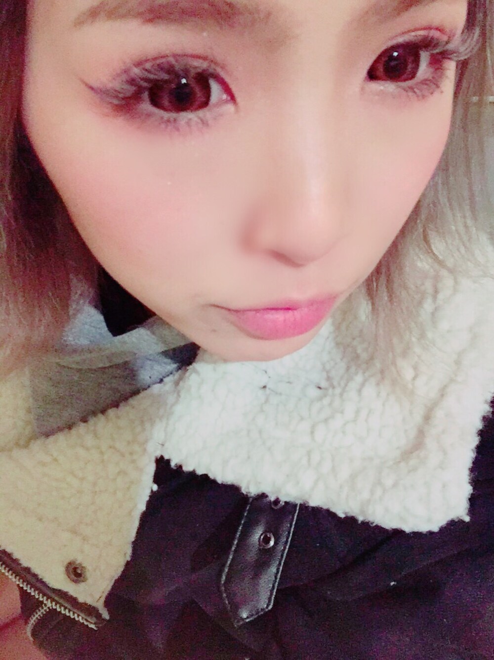 「ニット、プリーツスカート、コーチジャケット、忘年会、ファークラッチ、レザー、ニーハイブーツ、ママコーデ、メイクアップ、ヘアアレンジ」｜「ピンクシャドウ囲みメイク💄のアイテム（ファンデーション、ピンク系）」を使った、Yuri mom.♡さん（レディース・156cm）の冬コーディネートの1枚目の写真