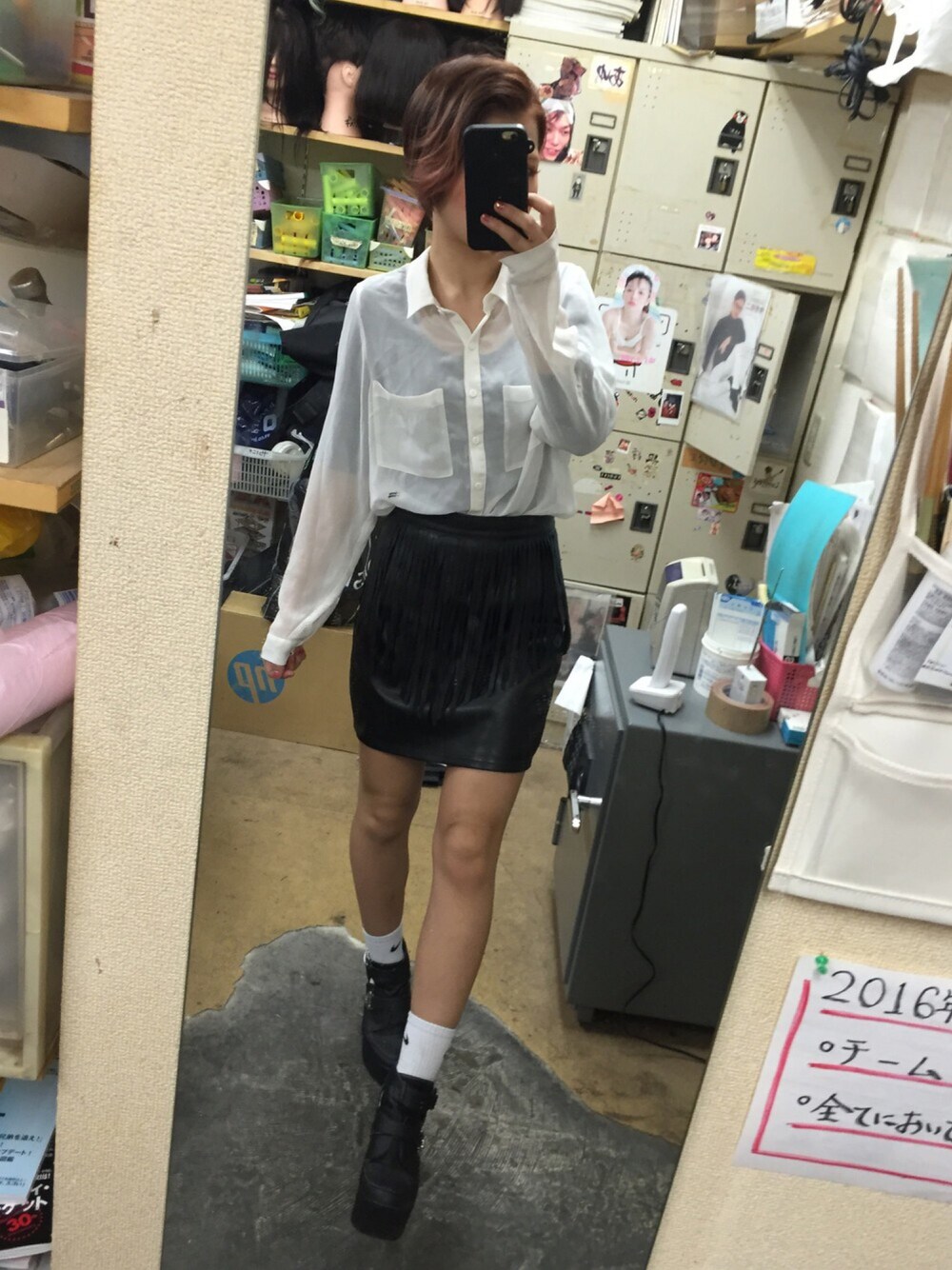 「ママコーデ、フリンジ、オーバーオール、デニムオンデニム、ZARA、黒、スカート、ナイキソックス、シャツスタイル、白シャツ」｜「H&Mのアイテム（スカート、ブラック系）」を使った、Yuri mom.♡さん（レディース・156cm）の春コーディネートの1枚目の写真