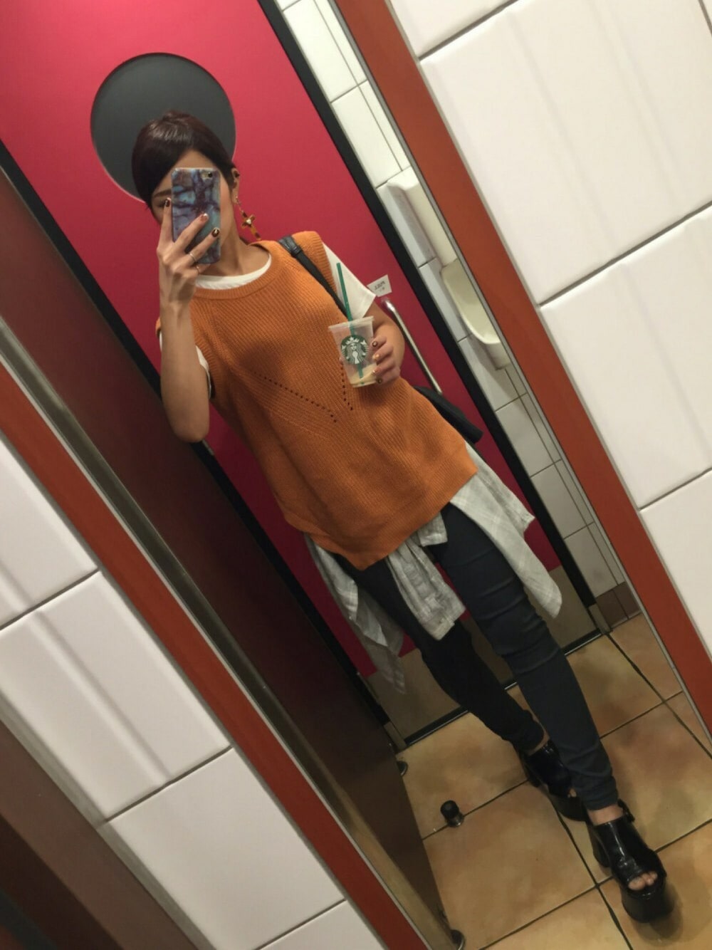 「ベレー帽、ゆるカジ、ベロアパンツ、ママコーデ、スキニー、グレー、オレンジ、オレンジニット、タイト、サンダル」｜「すっきりヘア✂︎のアイテム（ヘアゴム、レッド系）」を使った、Yuri mom.♡さん（レディース・156cm）の秋コーディネートの1枚目の写真