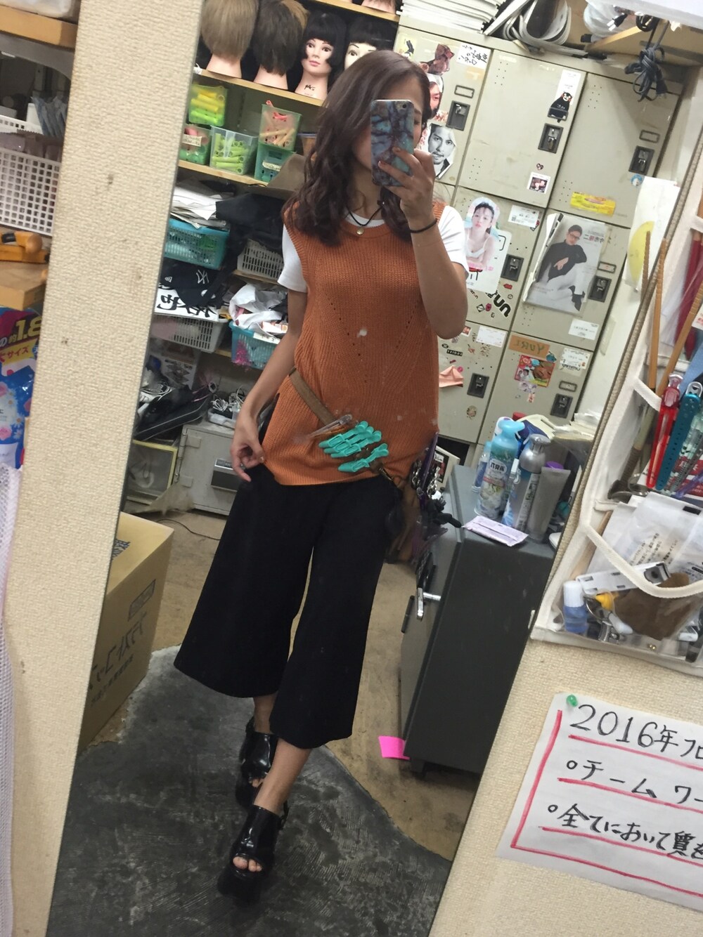 「ママコーデ、ヘアアレンジ、秋コーデ」｜「ヘアアレンジ詳細はインスタで！のアイテム（Tシャツ/カットソー、レッド系）」を使った、Yuri mom.♡さん（レディース・156cm）の秋コーディネートの1枚目の写真