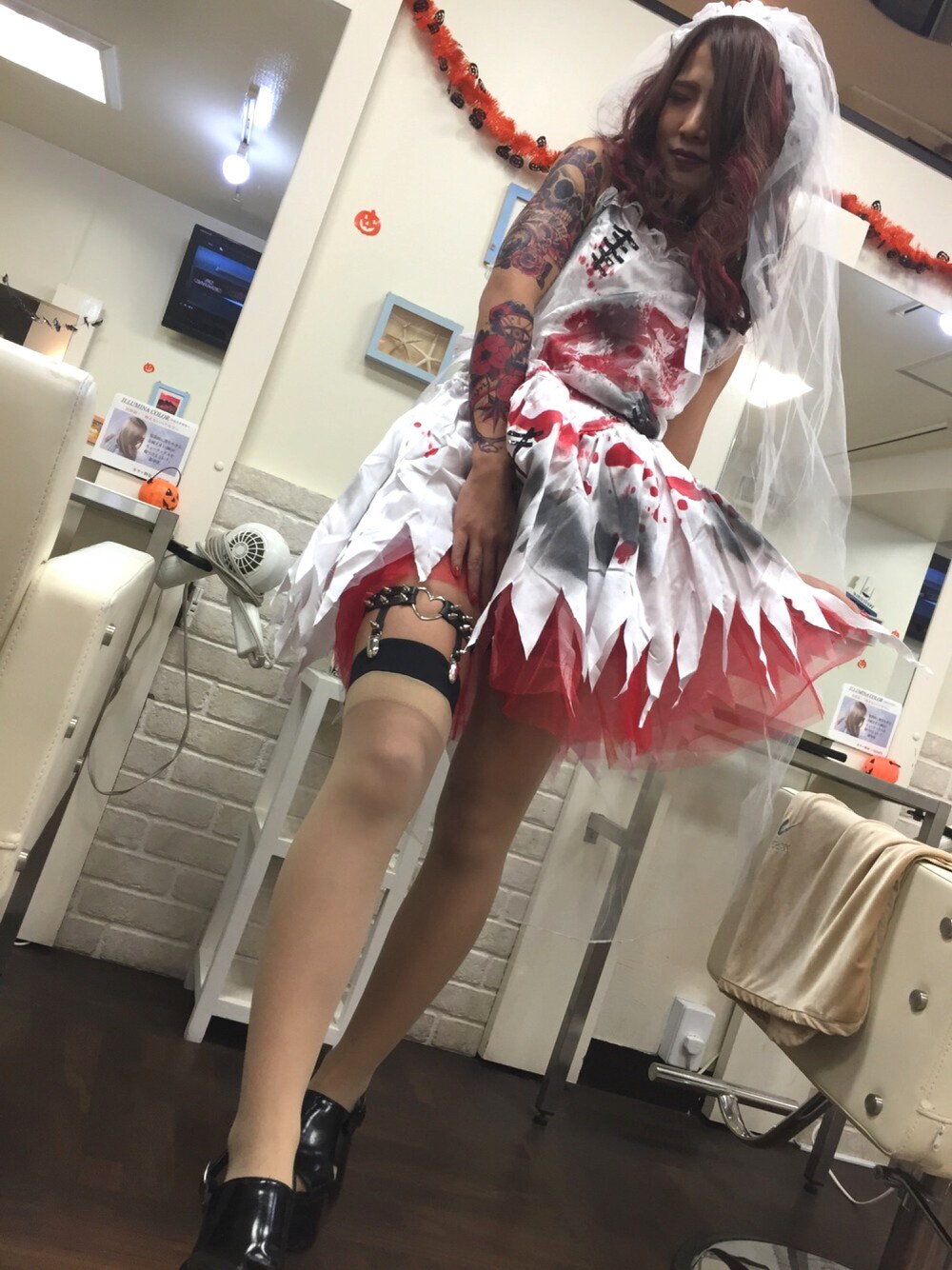 「ベロアパンツ、スタジャン、モッズコート、サッシュベルト、ハロウィン、ハロウィンコーデ、メンズライク、オトナカジュアル、ゾンビ、渋谷」｜「メイクも👻👻👻。のアイテム（チノパンツ、ブラック系）」を使った、Yuri mom.♡さん（レディース・156cm）の秋コーディネートの1枚目の写真