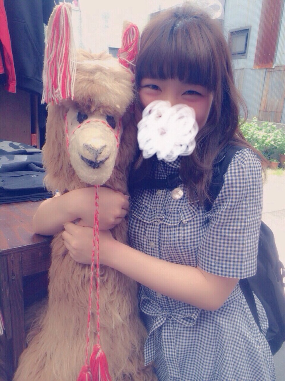 ブルー系のワンピース、ブラック系のバックパック/リュック、ホワイト系のスニーカーを着用したレディースの春コーディネートの1枚目の写真