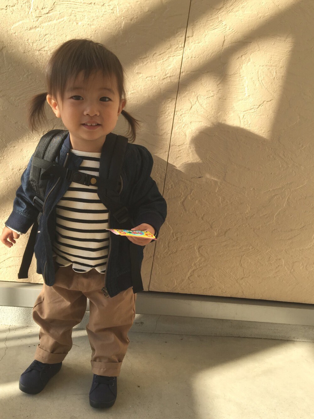 ホワイト系のTシャツ/カットソー、ブルー系のスニーカー、ブルー系のバックパック/リュックを着用したキッズの秋コーディネートの1枚目の写真