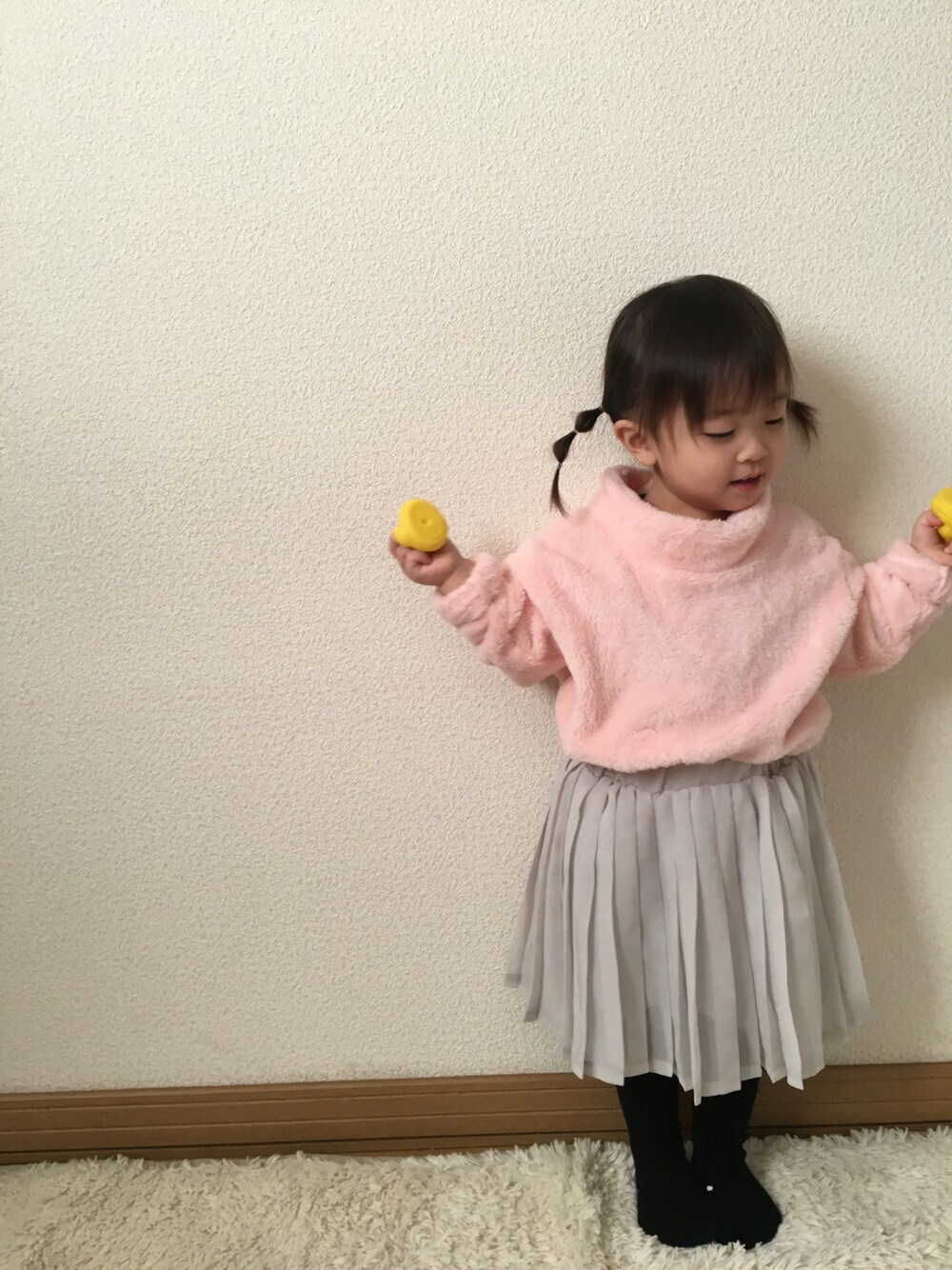 ピンク系のトップス、グレー系のスカート、その他のその他を着用したキッズの冬コーディネートの1枚目の写真