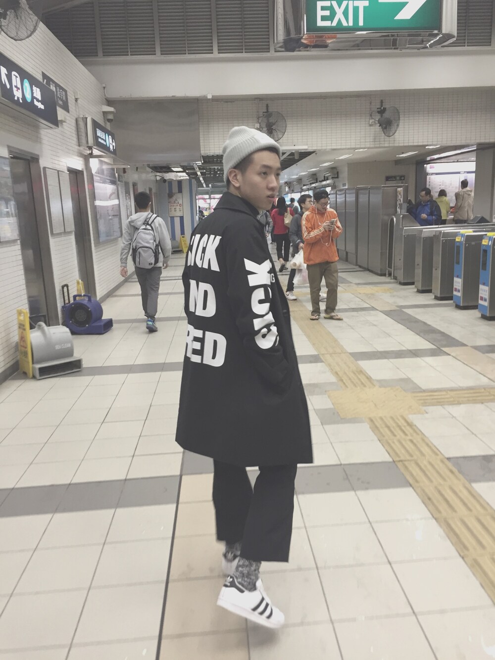 「Avenue 1218のアイテム（カバーオール、ブラック系）」を使った、lagghunさん（メンズ・175cm）の春コーディネートの1枚目の写真