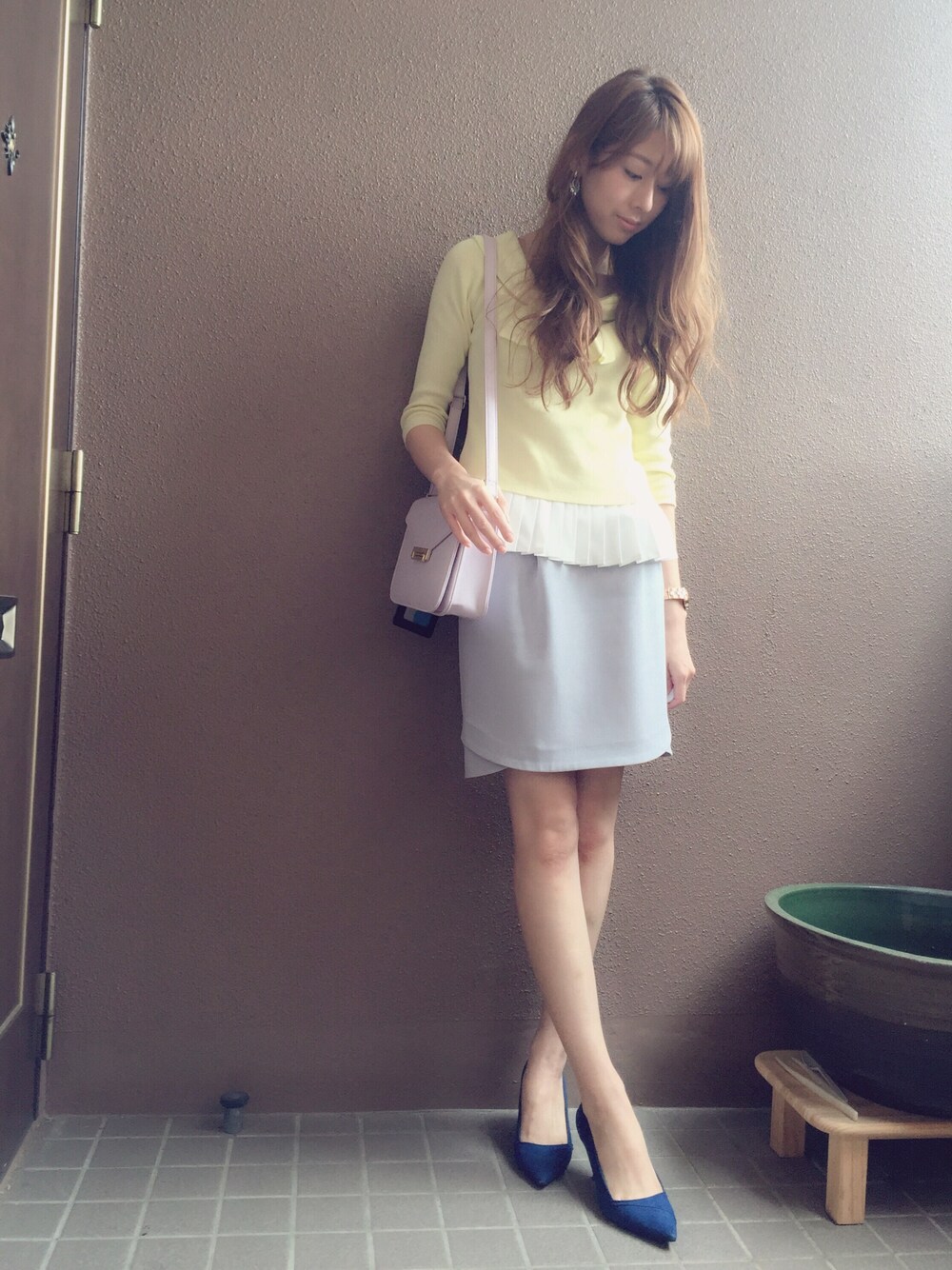 「リボン、MERCURYDUO(MERCURYDUO)、apuweiser-riche、Rirandture、ZARA、プリーツ、パンプス」｜「Rirandtureのアイテム（スカート、ブルー系）」を使った、デリさん（レディース・168cm）の春コーディネートの1枚目の写真