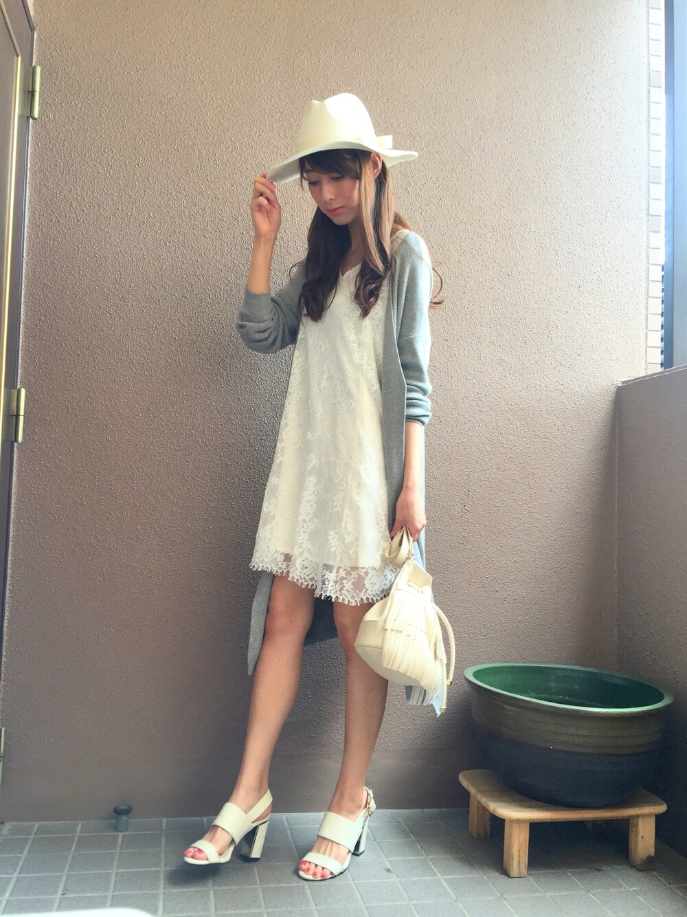 「MERCURYDUO(MERCURYDUO)、春コーデ、ホワイト、レースワンピース、ワンピース、ロングカーディガン、サンダル、ハット、モノトーン、outfit」｜「MERCURYDUOの【BSC】 コードレースフレアOP（ワンピース、ホワイト系）」を使った、デリさん（レディース・168cm）の春コーディネートの1枚目の写真