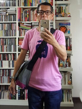 「アイテム（メッセンジャーバッグ、グレー系）」を使った、Sam Ngさん（メンズ・162cm）の春コーディネート