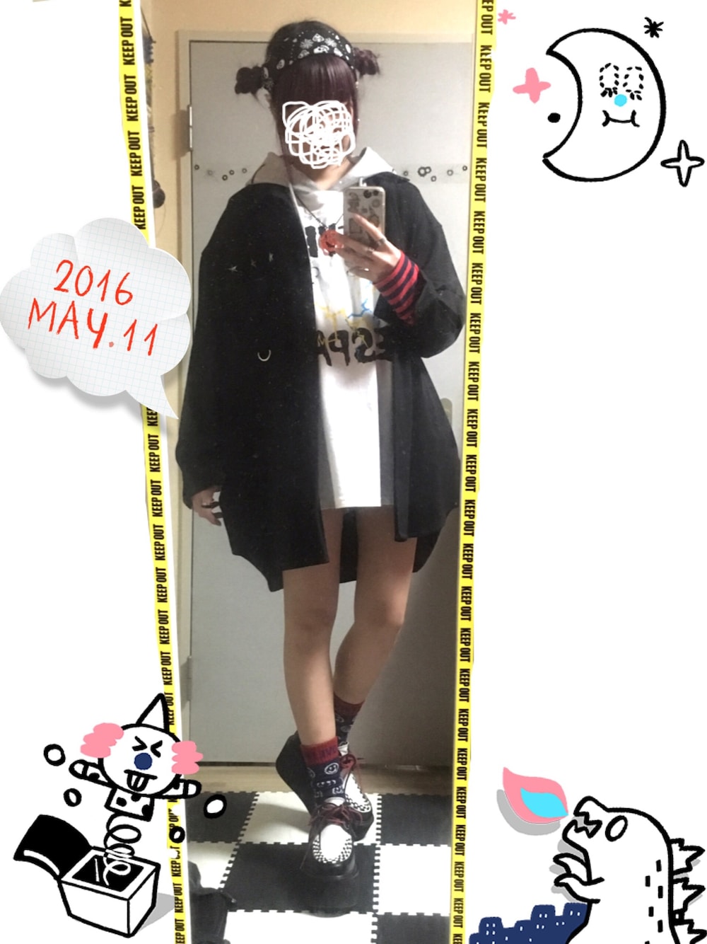 グレー系のその他トップス、ホワイト系のTシャツ/カットソー、ブラック系のシャツ/ブラウスを着用したレディースの春コーディネートの1枚目の写真
