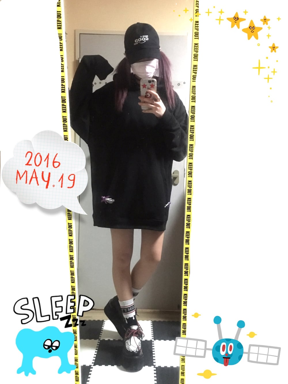 ブラック系のパーカー、ピンク系のその他パンツ、ホワイト系のシューズを着用したレディースの春コーディネートの1枚目の写真