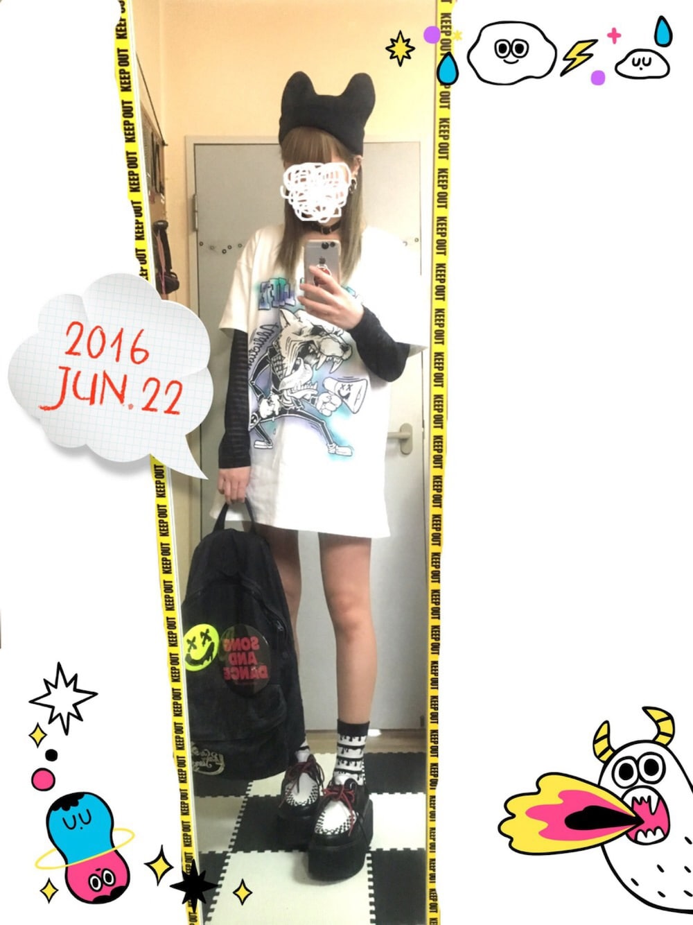 ブラック系のトップス、ホワイト系のTシャツ/カットソー、ブラック系のスニーカーを着用したレディースの夏コーディネートの1枚目の写真