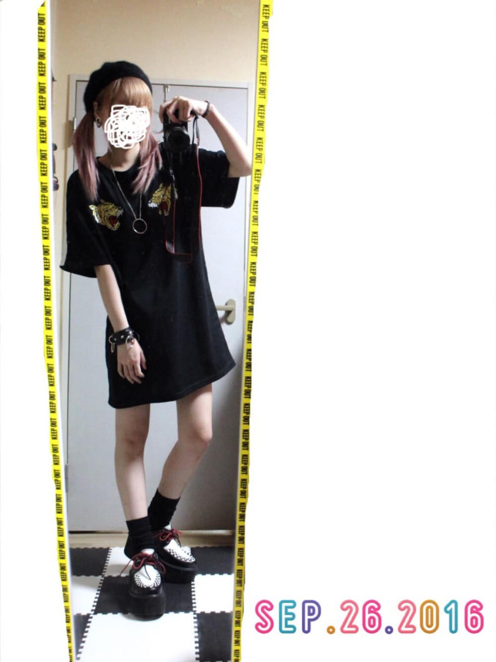 ブラック系のTシャツ/カットソー、ブラック系のスニーカー、ブラック系のハンチング/ベレー帽を着用したレディースの秋コーディネートの1枚目の写真