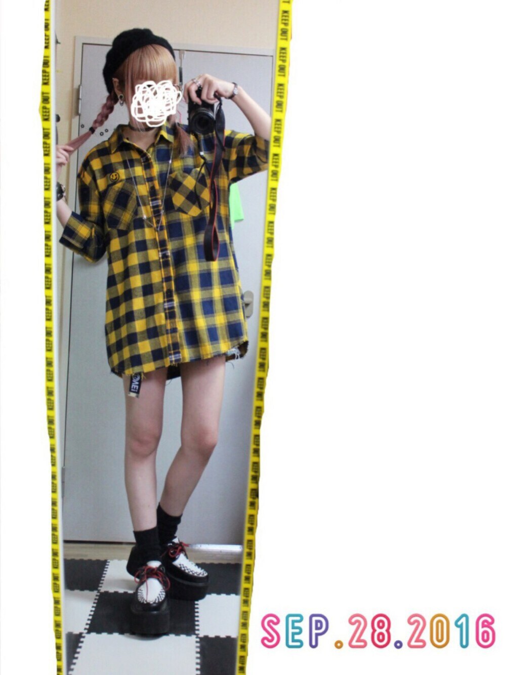 「秋コーデ、ベレー帽×メガネ、三つ編み、チェックシャツ、厚底、ラバーソール、安心してください履いてます、カメラ女子、ワールドワイドラブ、WORLDWIDELOVE!」｜「WEGOのWEGO/アンゴラ風ベレー帽（ハンチング/ベレー帽、ブラック系）」を使った、「 ねむる 」さん（レディース・156cm）の秋コーディネートの1枚目の写真
