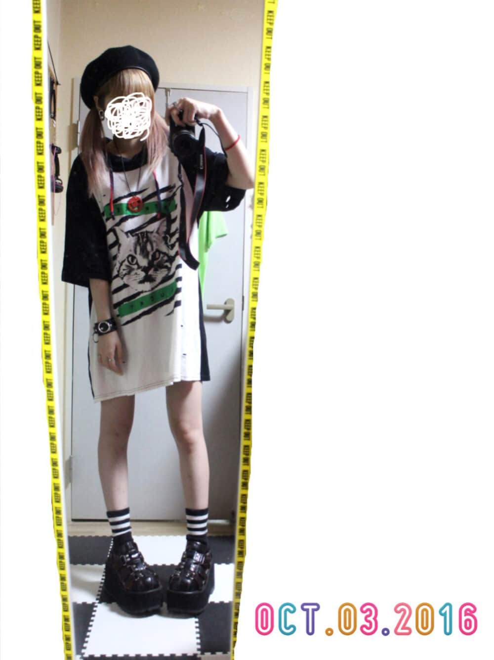 その他のトップス、ブラック系のTシャツ/カットソー、ブラック系のシューズを着用したレディースの秋コーディネートの1枚目の写真