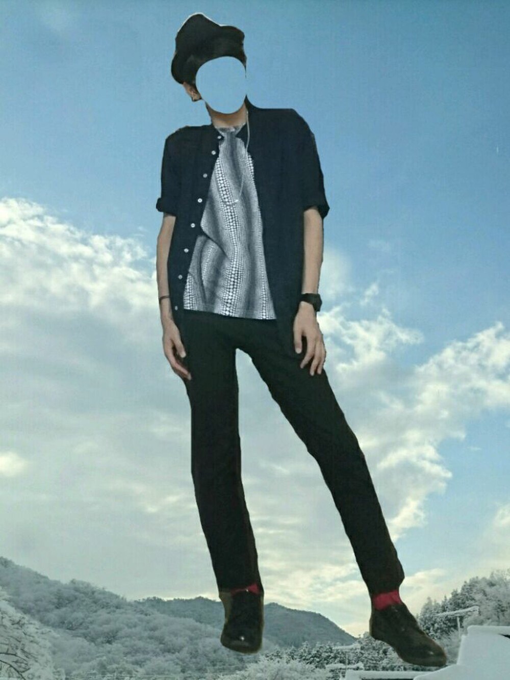 ブラック系のその他パンツ、ブラック系のドレスシューズ、ブルー系のシャツ/ブラウスを着用したメンズの夏コーディネートの1枚目の写真