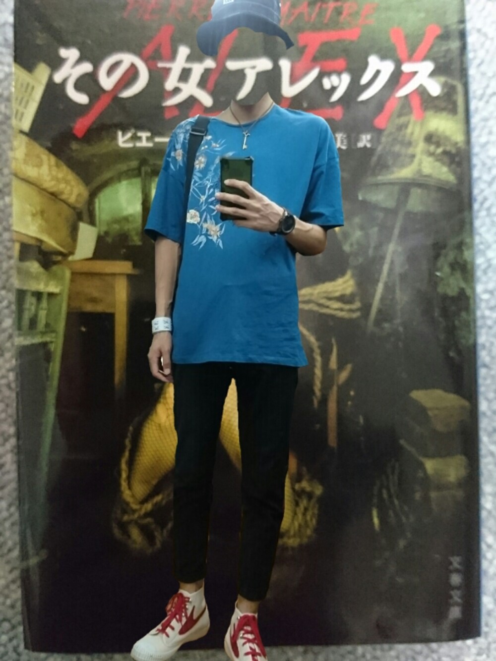 ホワイト系のスニーカー、ブラック系のその他パンツ、ブルー系のTシャツ/カットソーを着用したメンズの夏コーディネートの1枚目の写真