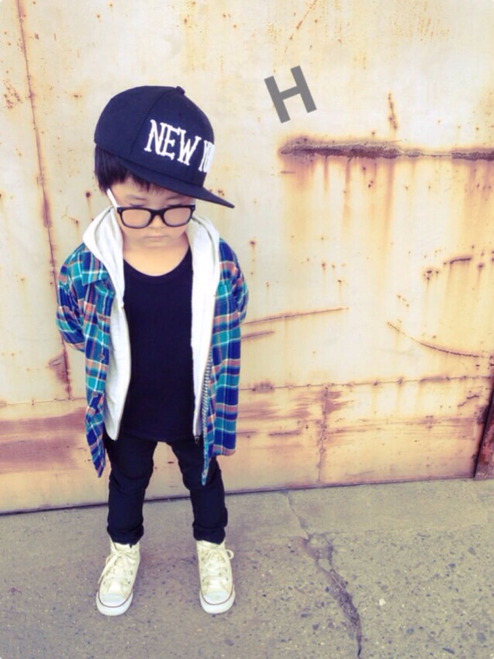 ホワイト系のパーカー、ブルー系のシャツ/ブラウス、その他のその他を着用したキッズの冬コーディネートの1枚目の写真