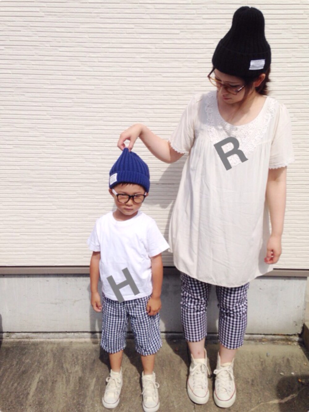 「おやこーで。、ニット帽、ダテメガネ、白トップス、ギンガムチェック、スニーカー、おそろいコーデ、WEARあと３回、ありがとう꒰๑͒ ु•ꇵ͒•`๑͒꒱☁︎」｜「LOWRYS FARMのアイテム（その他パンツ、ブラック系）」を使った、☆haaaakun☆さん（キッズ・110cm）の夏コーディネートの1枚目の写真