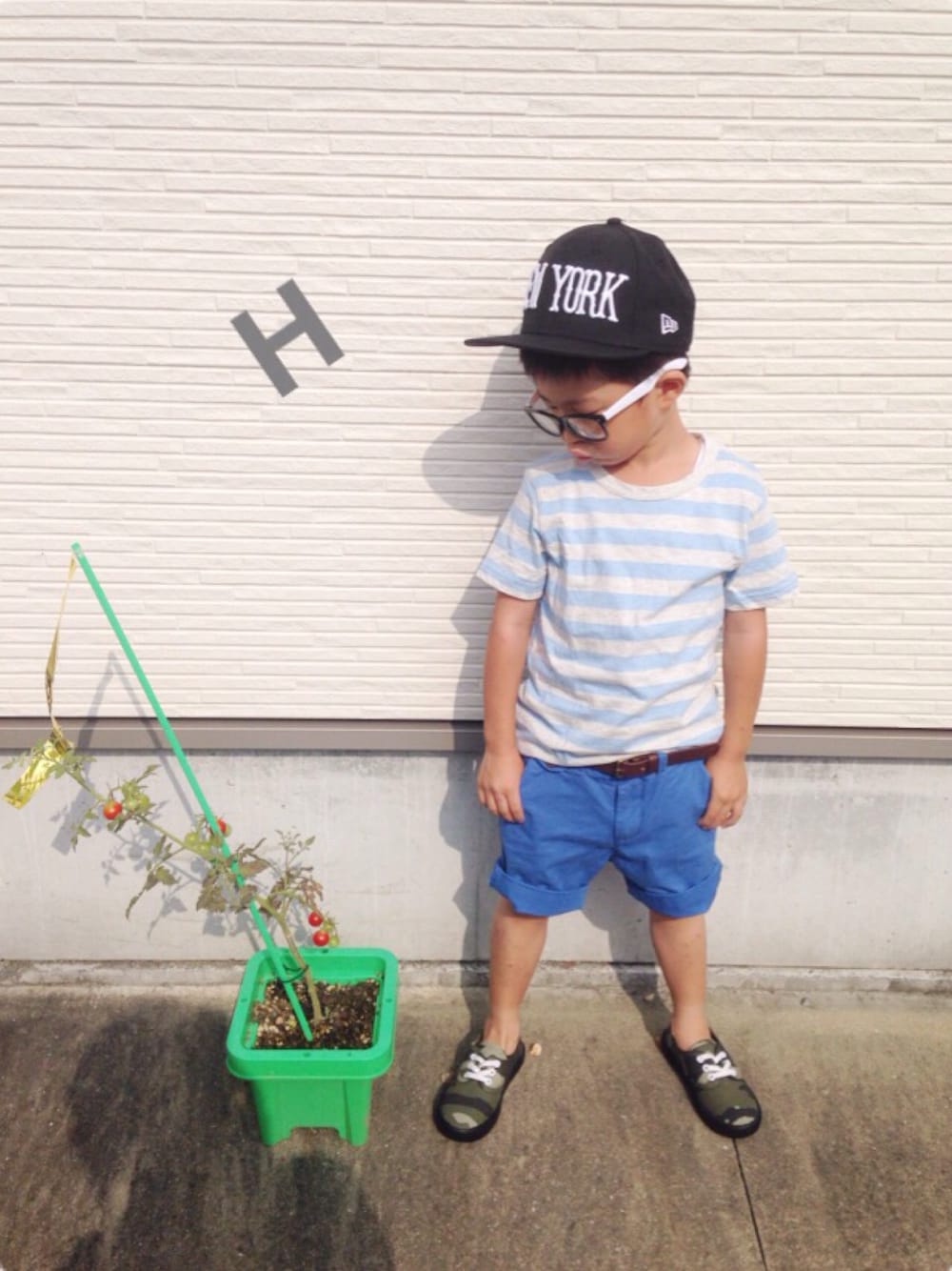 ブルー系のTシャツ/カットソー、ブルー系のその他パンツ、グリーン系のスニーカーを着用したキッズの夏コーディネートの1枚目の写真