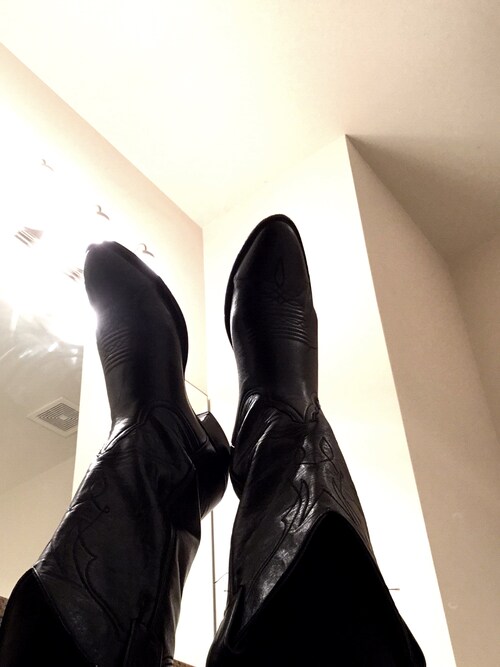 fedsdesaint46 is wearing Vintage Larry Mahan Black Leather Cowboy Boots